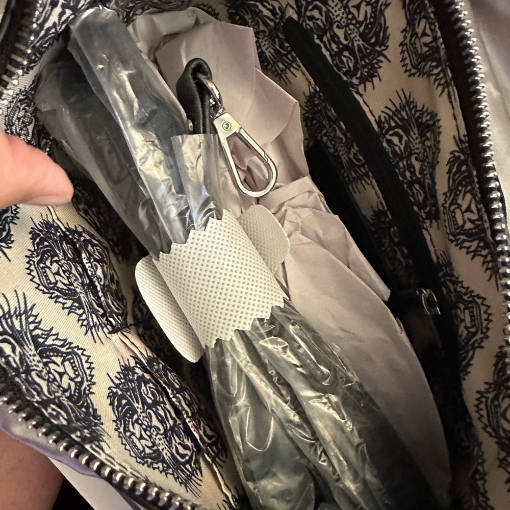 Ed Hardy White Shoulder Bag with Black Chain Details - Picture 6 of 6